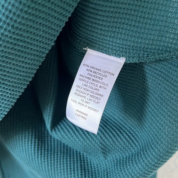 BP. Split Neck Thermal Crop - Picture 4 of 6